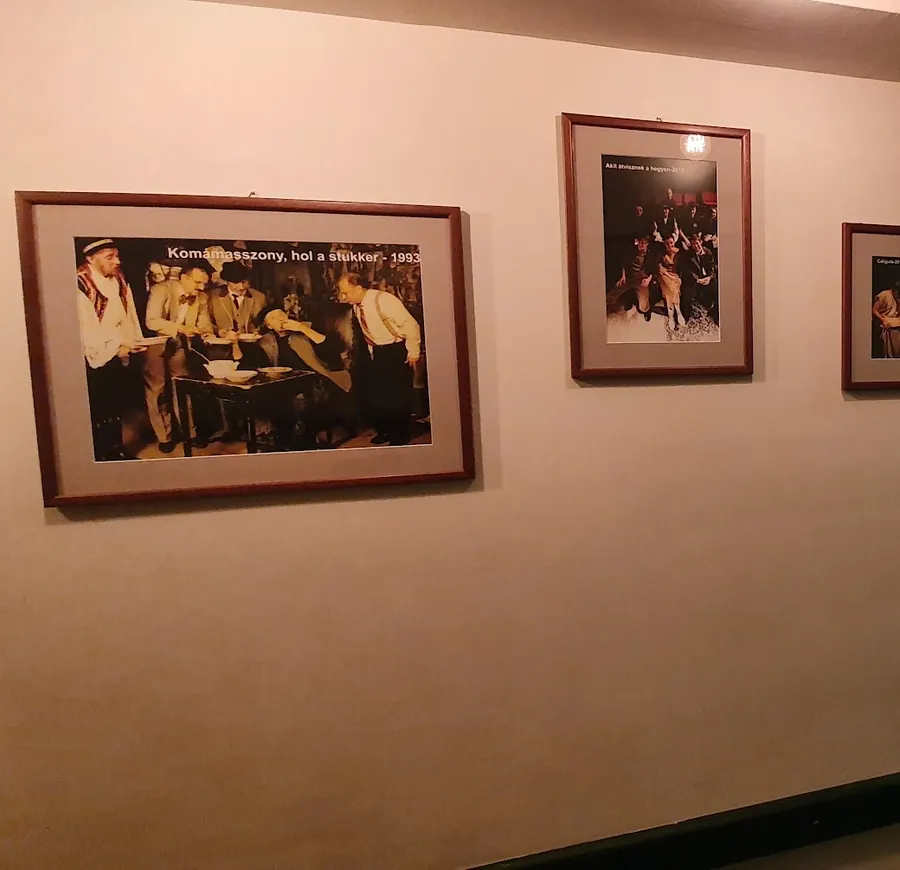 Fotografii de teatru înrămate pe peretele cafenelei