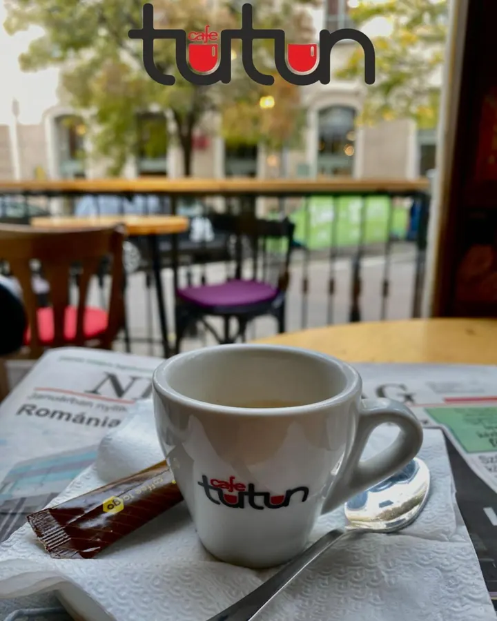 Cafea și ziarul de dimineață